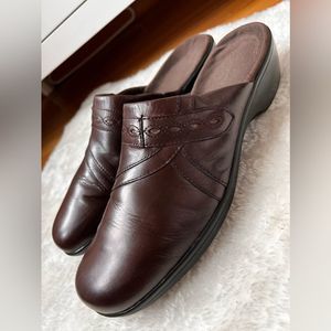 CLARKS Brown Leather like NEW Mules Size 12N shoes sandals comfortable clogs